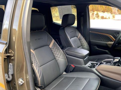 Used 2023 GMC Canyon Denali image 7