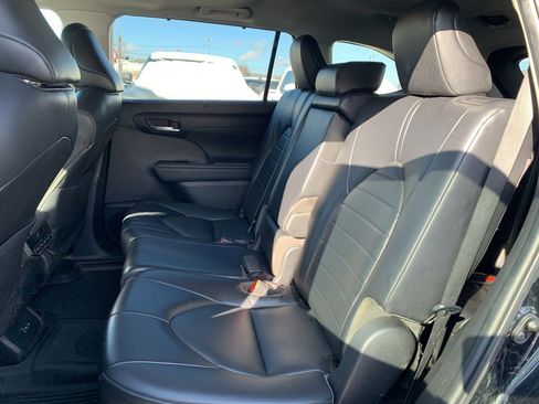 Used 2022 Toyota Highlander XLE image 13