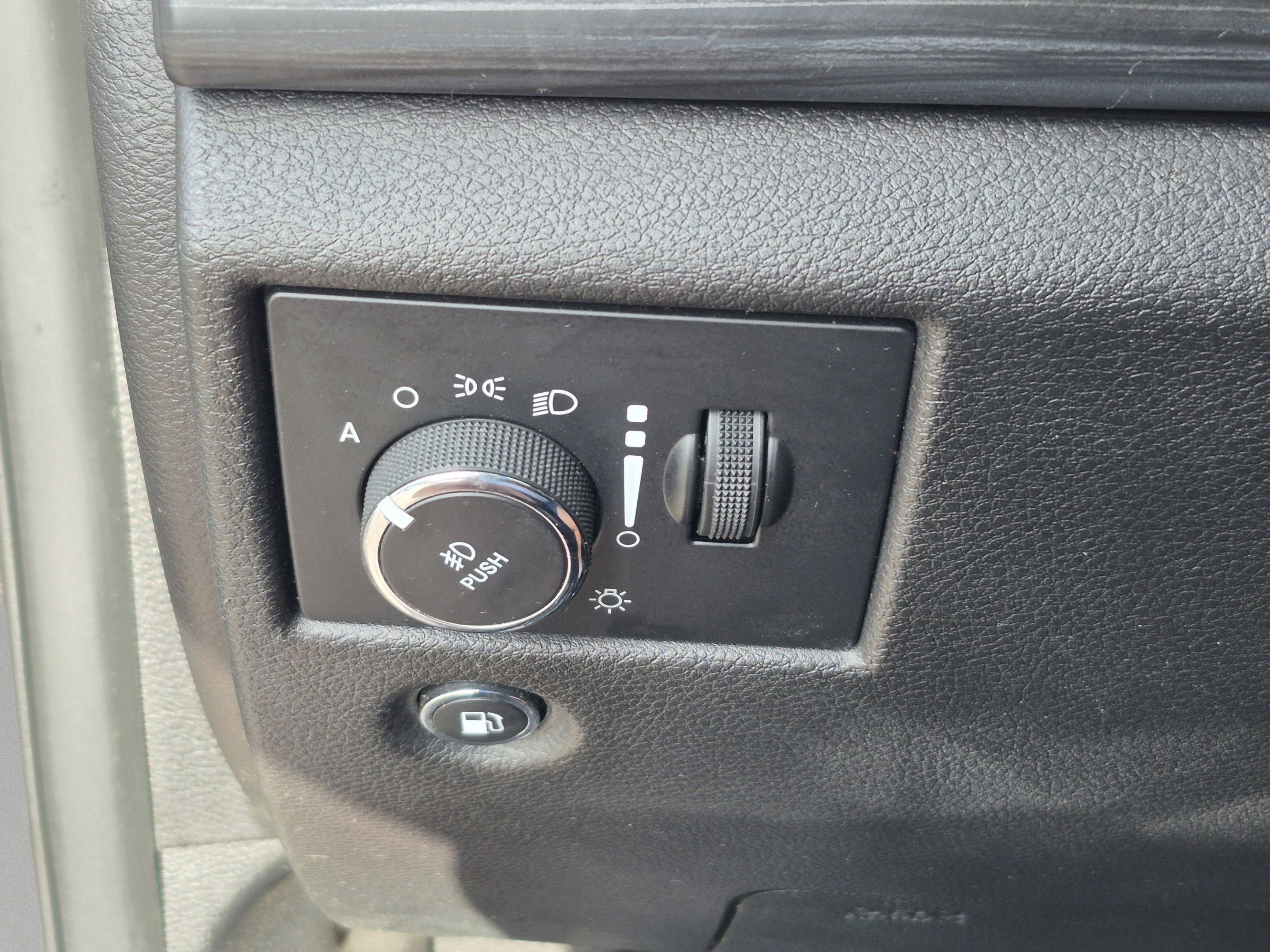 Used 2019 Jeep Grand Cherokee Altitude RWD image 28