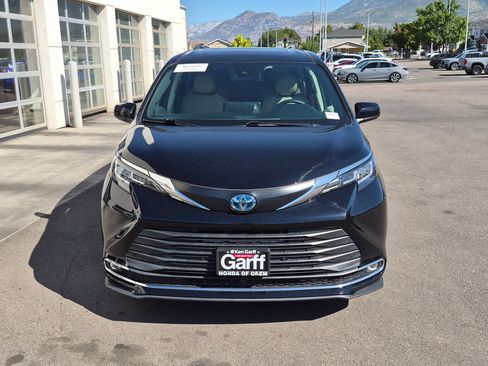 Used 2023 Toyota Sienna XLE w/ XLE Plus Package AWD/4WD image 12