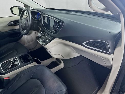 Used 2022 Chrysler Pacifica Touring-L image 30