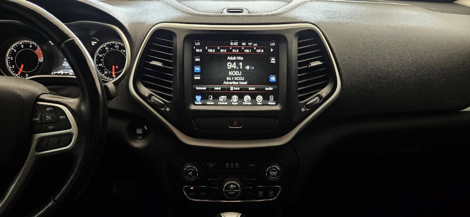 Used 2017 Jeep Cherokee Trailhawk AWD/4WD image 13