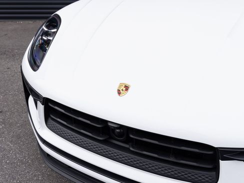 Certified 2024 Porsche Macan image 10