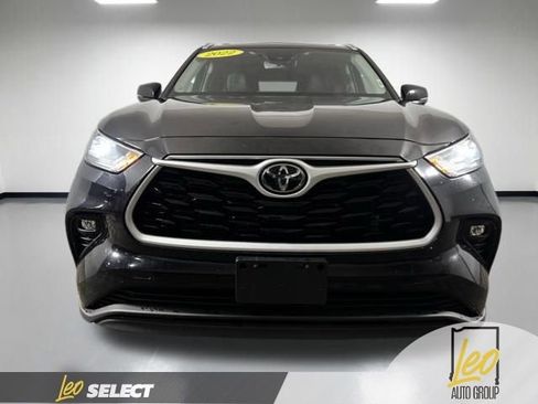 Used 2022 Toyota Highlander XLE image 2