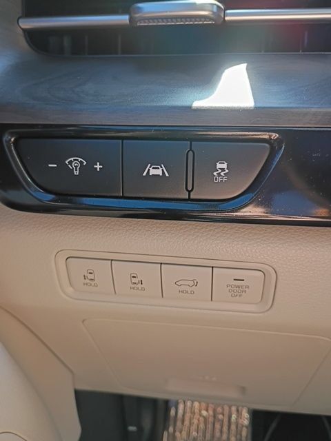 Used 2024 Kia Carnival EX FWD image 13