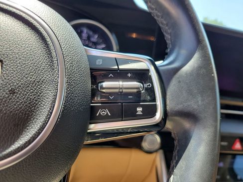 Used 2023 Kia Carnival EX FWD image 20