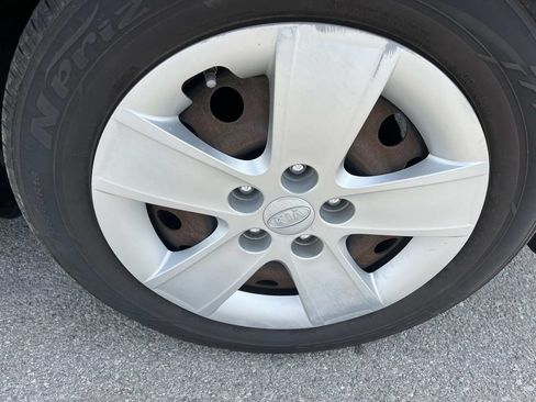 Used 2009 Kia Rondo LX FWD image 11