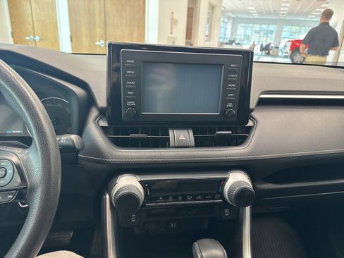 Used 2019 Toyota RAV4 LE image 5