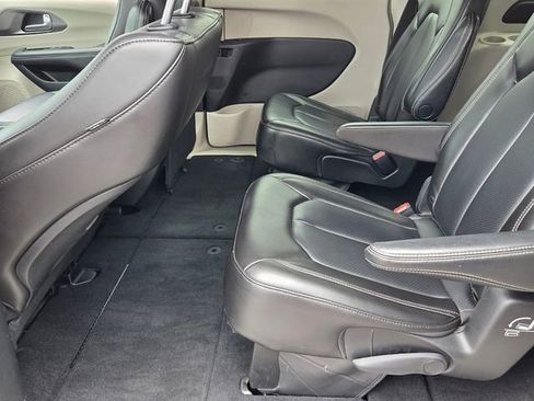 Used 2023 Chrysler Pacifica Touring-L FWD image 13