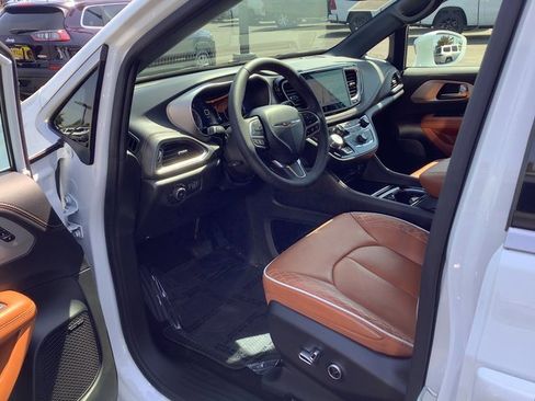 Used 2024 Chrysler Pacifica Pinnacle image 7