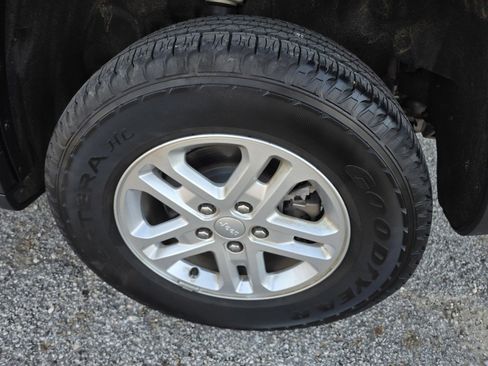 Used 2024 Jeep Grand Cherokee Laredo image 21