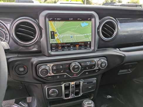 Used 2023 Jeep Wrangler Unlimited Sahara AWD/4WD image 25