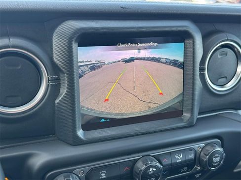 Used 2022 Jeep Wrangler Unlimited Sahara image 25