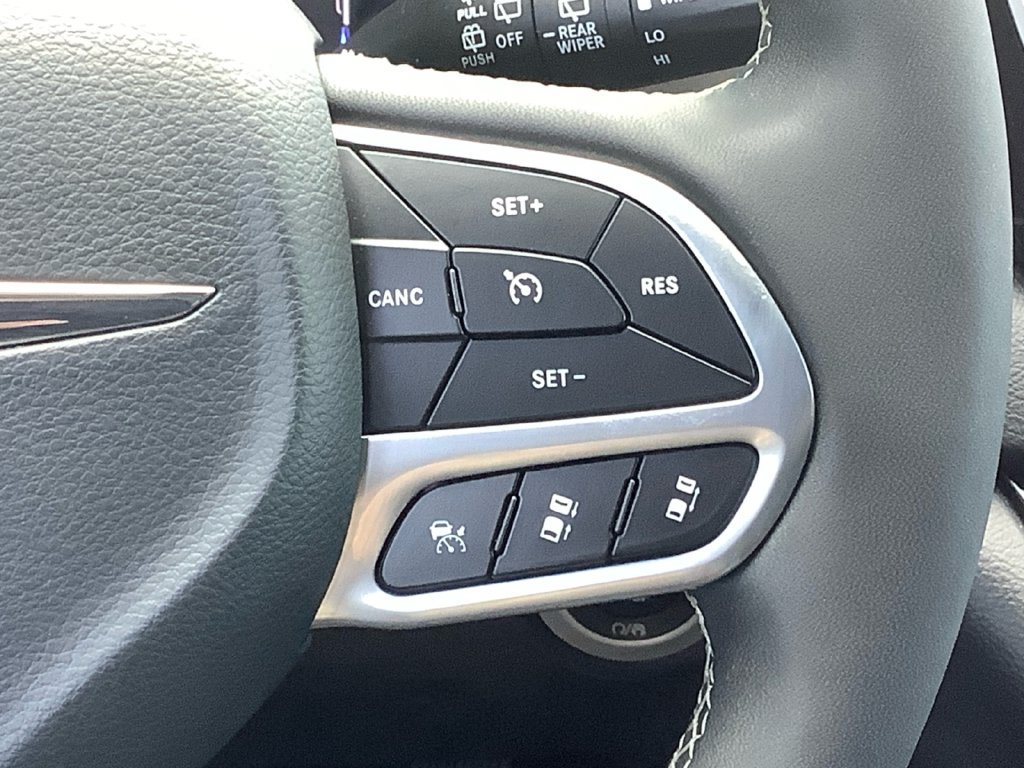 Used 2025 Chrysler Pacifica Select FWD image 16