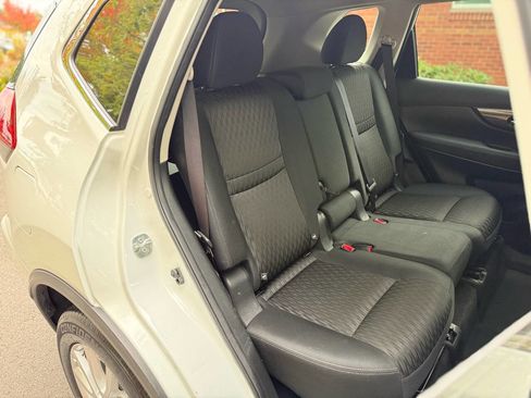 Used 2019 Nissan Rogue SV image 28