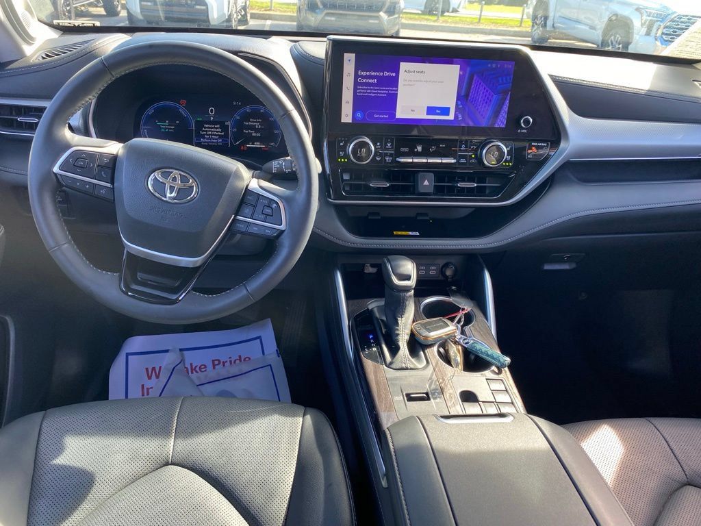 Used 2025 Toyota Highlander Platinum AWD/4WD image 10