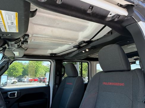 Used 2025 Jeep Wrangler Unlimited Rubicon AWD/4WD image 17