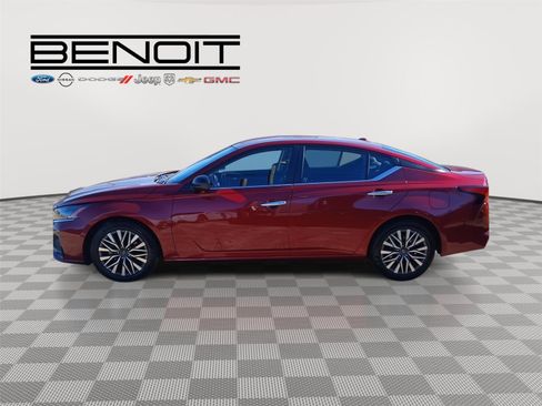 Used 2024 Nissan Altima 2.5 SV image 16