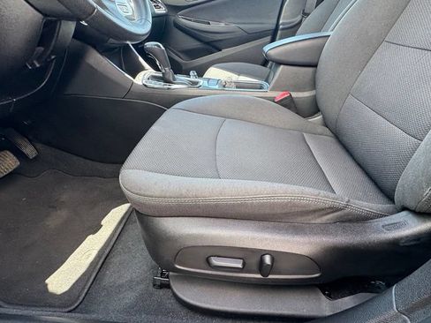 Used 2019 Chevrolet Cruze LT w/ Convenience Package FWD image 19