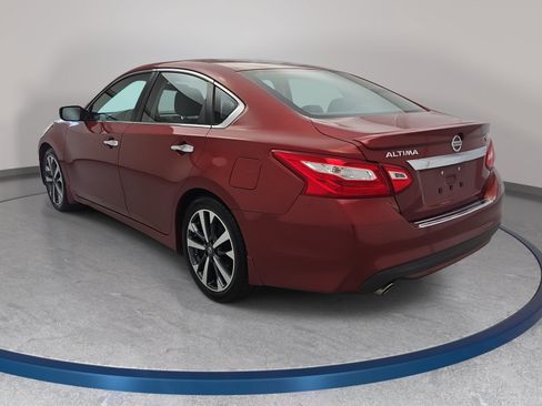 Used 2016 Nissan Altima 2.5 SR w/ Interior Lighting Package FWD image 7