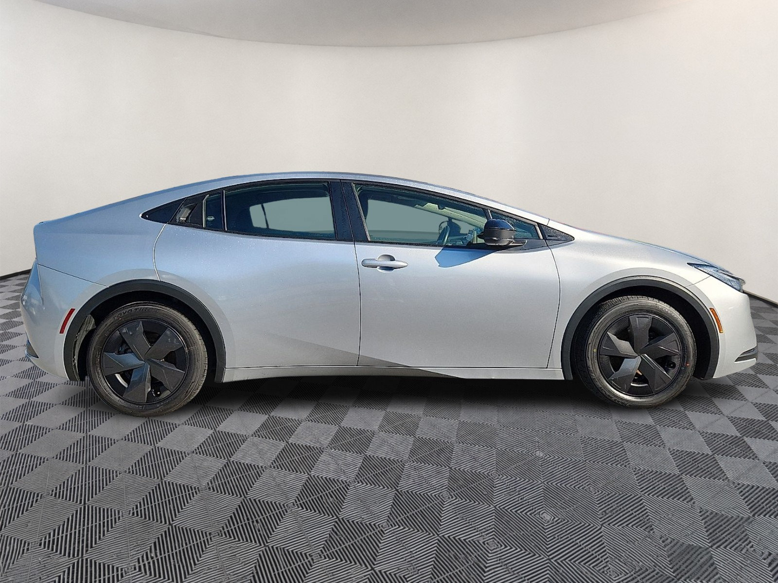 Used 2024 Toyota Prius LE FWD image 7