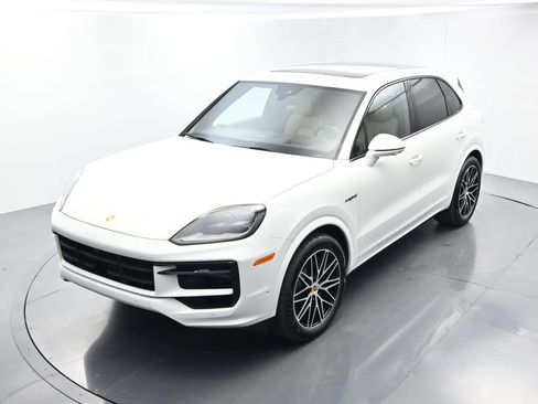 Certified 2025 Porsche Cayenne E-Hybrid w/ Premium Package Plus AWD/4WD image 36