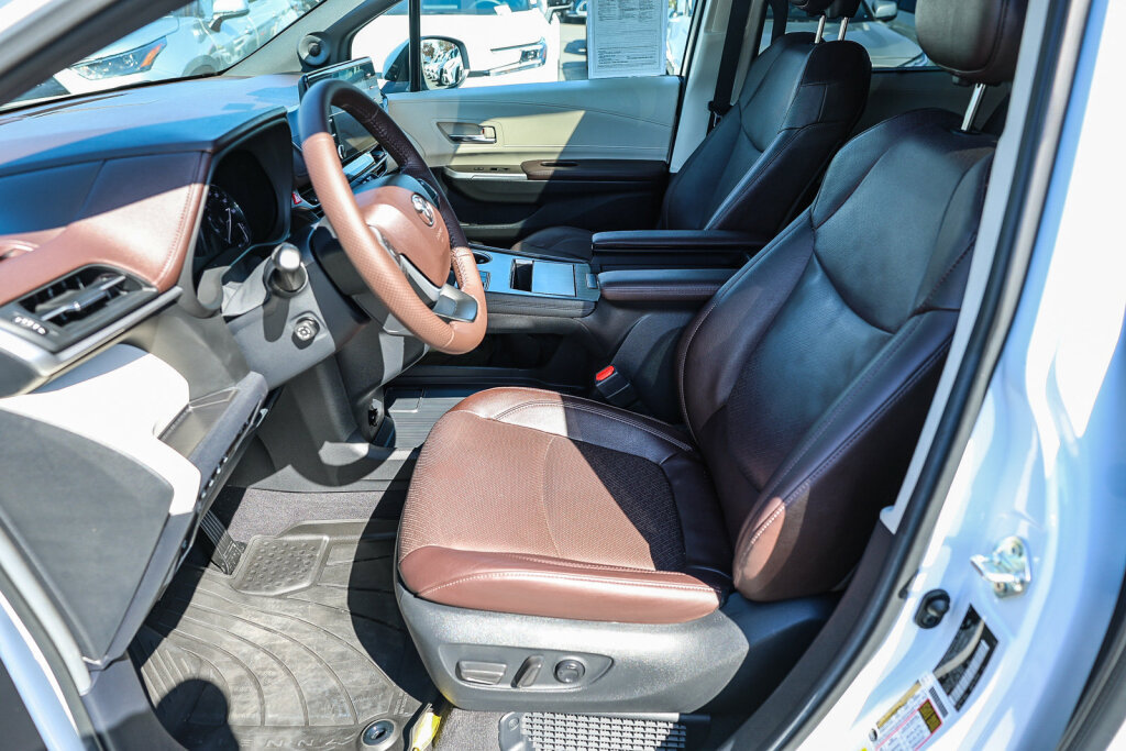Certified 2024 Toyota Sienna Platinum FWD image 11