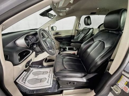 Used 2023 Chrysler Pacifica Touring-L FWD image 19