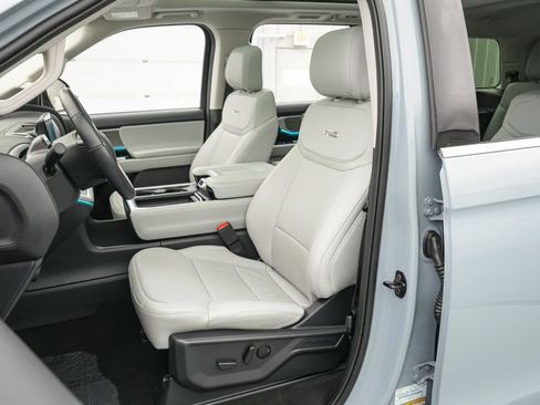 Certified 2025 Ford Expedition Platinum image 12