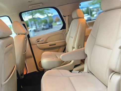 Used 2007 Cadillac Escalade AWD w/ Information Package image 19
