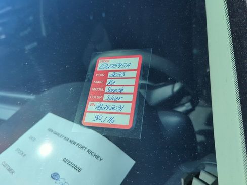 Used 2023 Kia Sorento LX image 5