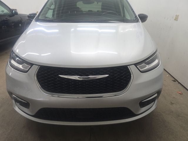 Used 2024 Chrysler Pacifica Touring-L FWD image 16