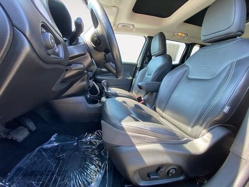 Used 2016 Jeep Renegade Limited w/ Safety & Security Group FWD image 9