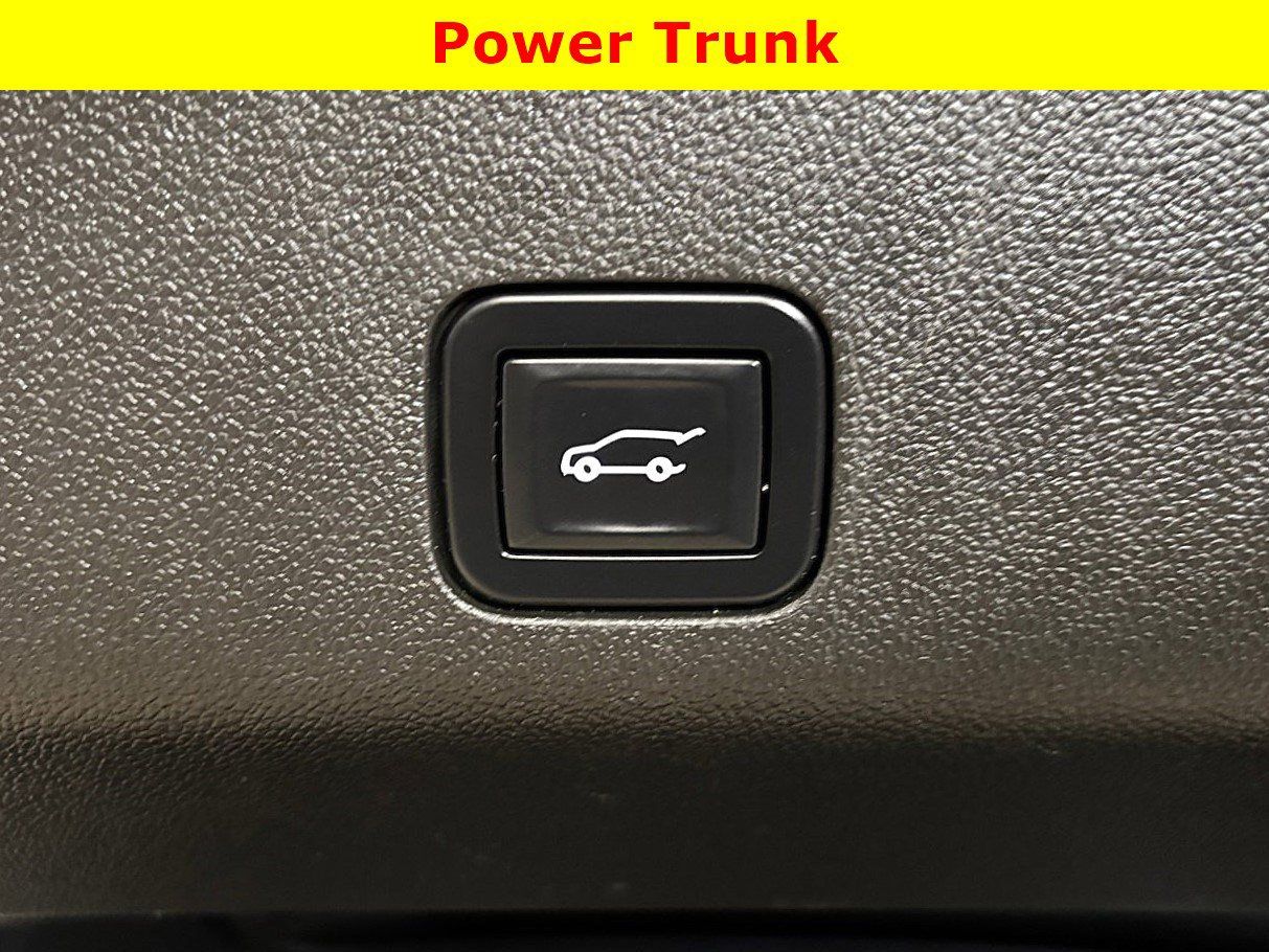 Used 2022 Chevrolet Tahoe Z71 w/ Luxury Package AWD/4WD image 35