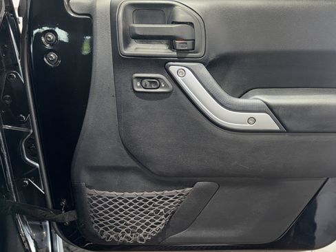 Used 2014 Jeep Wrangler Unlimited Rubicon AWD/4WD image 35