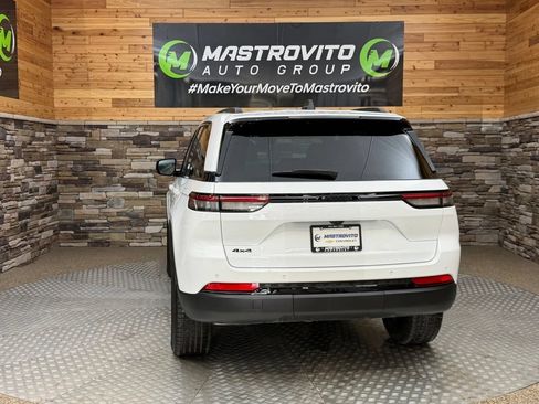 Used 2025 Jeep Grand Cherokee Altitude AWD/4WD image 12