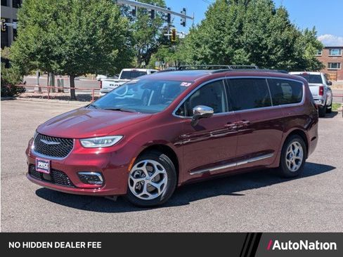 Used 2023 Chrysler Pacifica Limited FWD image 1