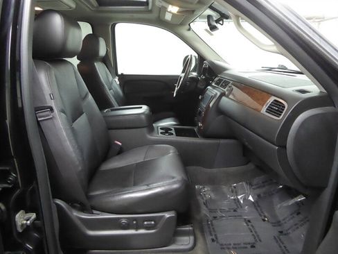 Used 2013 Chevrolet Avalanche LTZ image 23