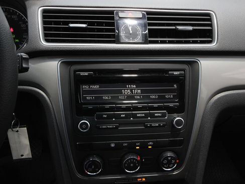 Used 2013 Volkswagen Passat 2.5 S FWD image 19