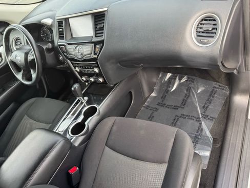 Used 2020 Nissan Pathfinder SV image 11