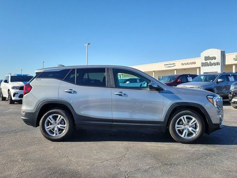 Used 2024 GMC Terrain SLE image 6