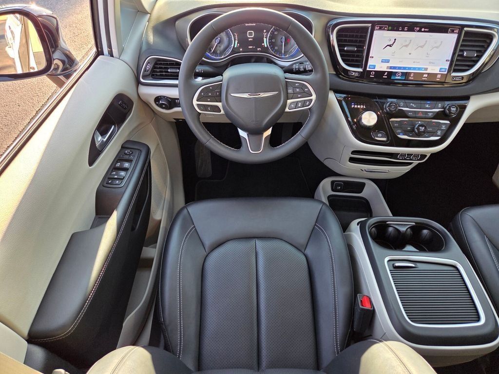 Used 2024 Chrysler Pacifica Touring-L FWD image 16