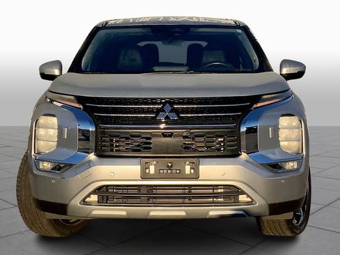 Used 2023 Mitsubishi Outlander SE image 3