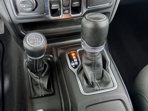Used 2025 Jeep Gladiator Sport AWD/4WD image 17