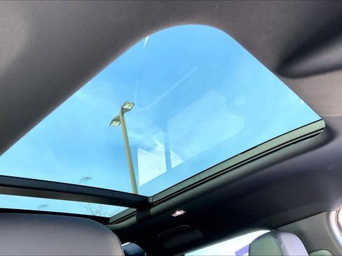 Used 2025 Land Rover Defender 110 S image 13