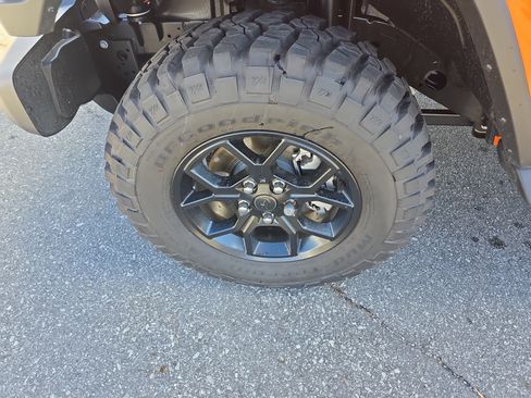 New 2025 Jeep Gladiator Sport image 11