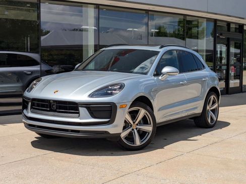 Certified 2025 Porsche Macan AWD/4WD image 1