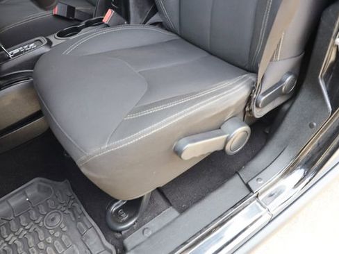 Used 2016 Jeep Wrangler Unlimited Rubicon w/ Connectivity Group AWD/4WD image 21