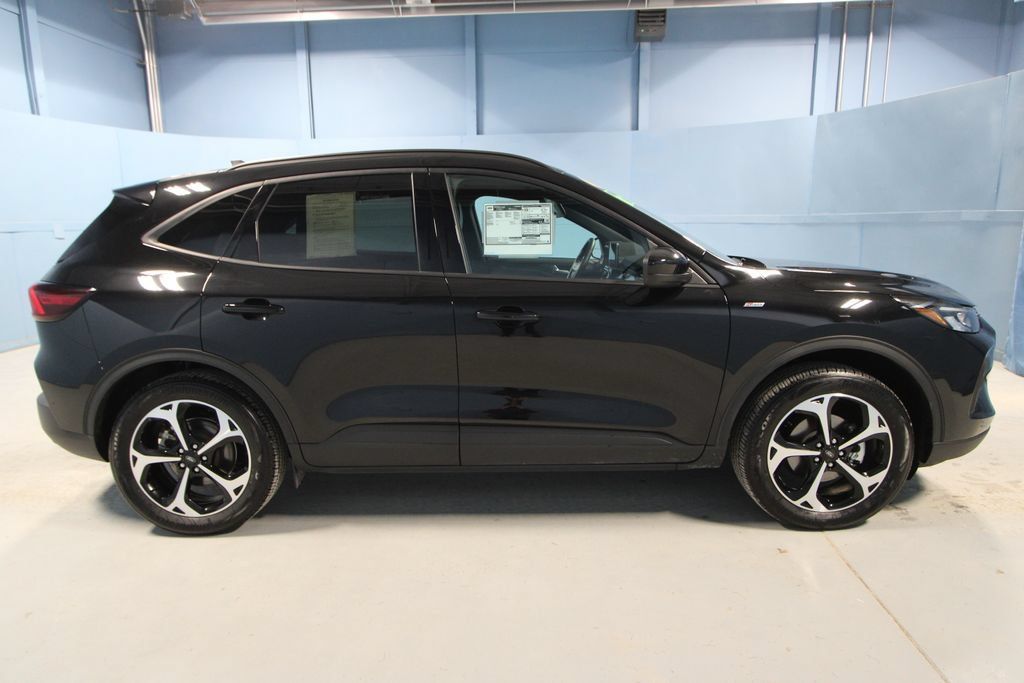 Used 2025 Ford Escape ST-Line Select w/ Class II Trailer Tow Package AWD/4WD image 30