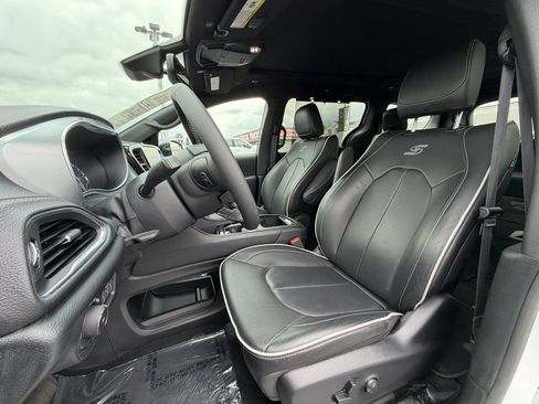 Used 2026 Chrysler Pacifica Limited w/ S Appearance Package FWD image 9